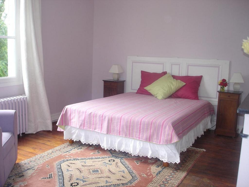 Les Longchamps Bed & Breakfast Neuille ภายนอก รูปภาพ