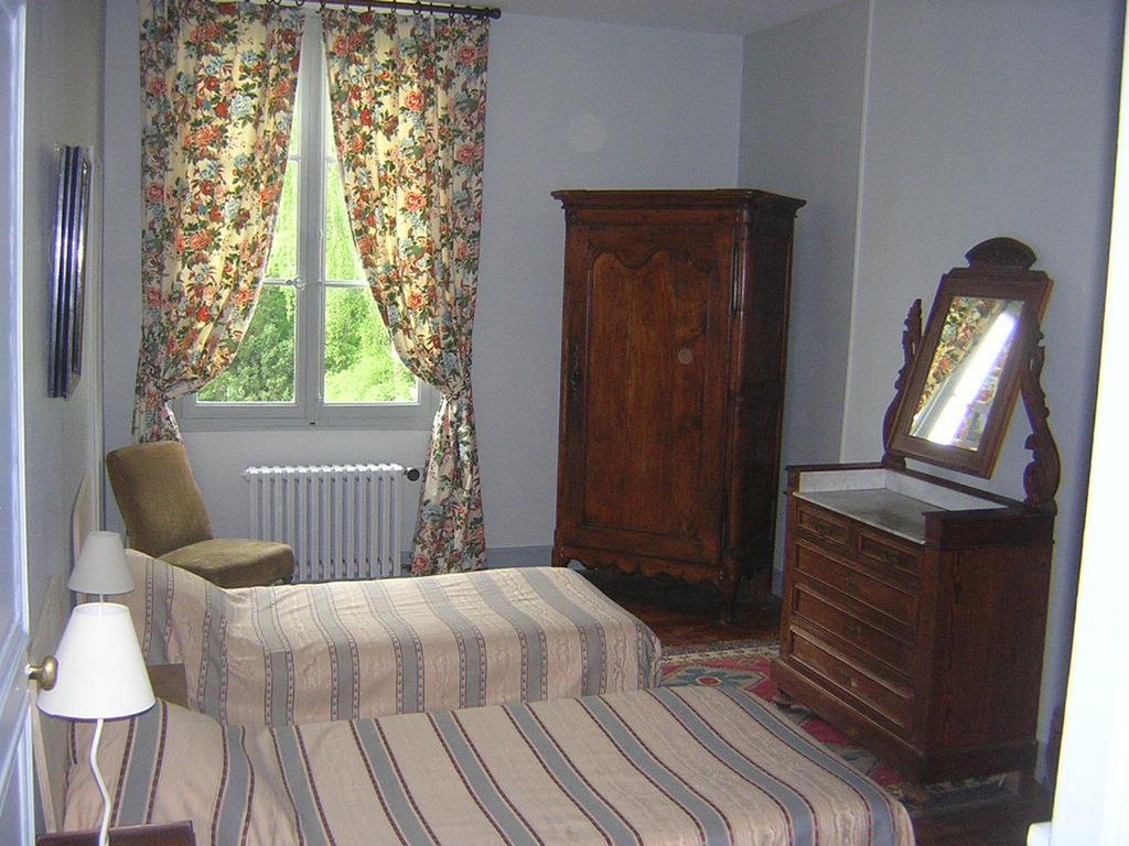 Les Longchamps Bed & Breakfast Neuille ภายนอก รูปภาพ